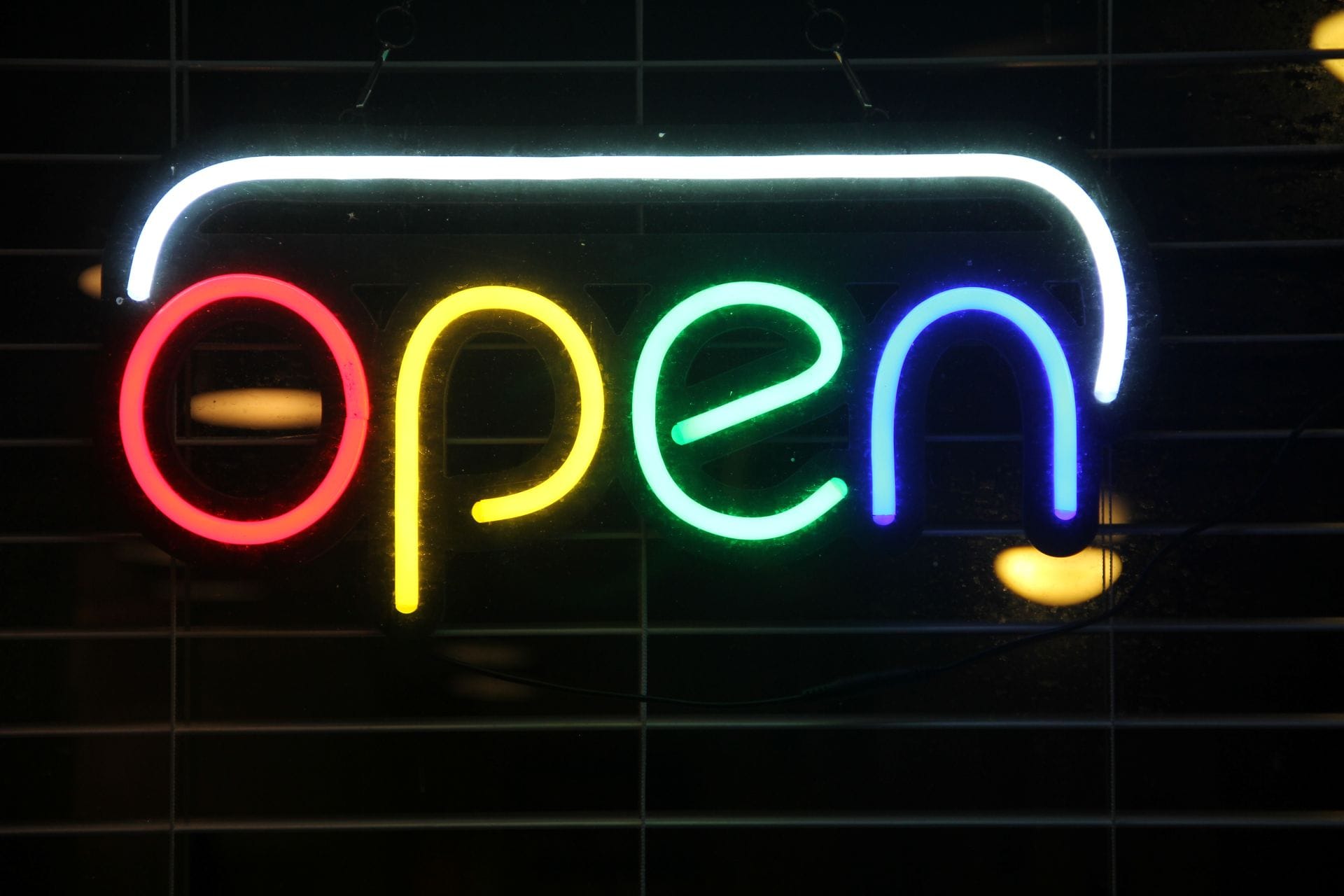 Litery neonowe LED – nowoczesny sposób na wyróżnienie marki