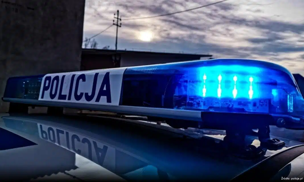 Empatia zimą: Policjanci z Myślenic pomogli mężczyźnie w trudnej sytuacji